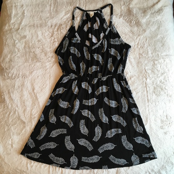 H&M Dresses & Skirts - H&M Black/White Feather Print Summer Dress
